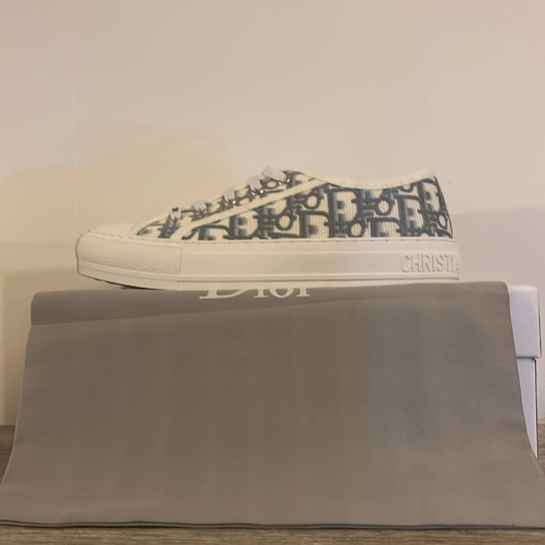 Monogram sneakers i vitt och blått