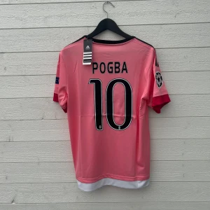 Paul Pogba Juventus Fotbollströja - Säljer en Juventus fotbollströja med Pogba 10 på ryggen som är helt ny med prislapp