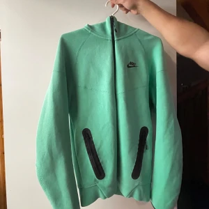 Nike tech fleece - Säljer en ganska ny Nike hoodie från Nike. Använda kanske 15 gånger men är i bra skick 