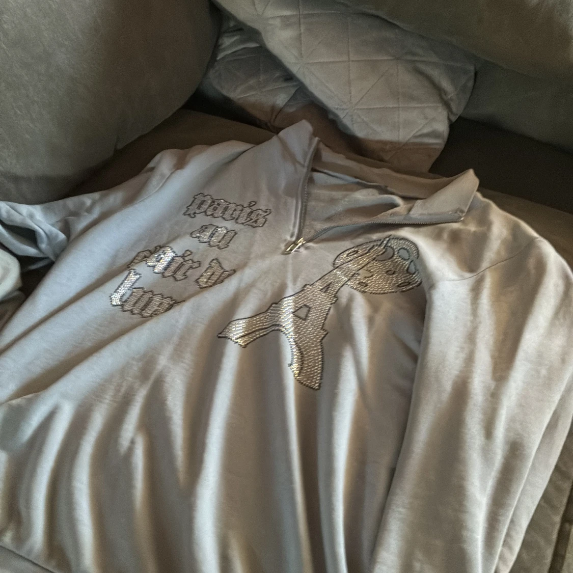 Ljusgrå half zip hoodie med strass - 1