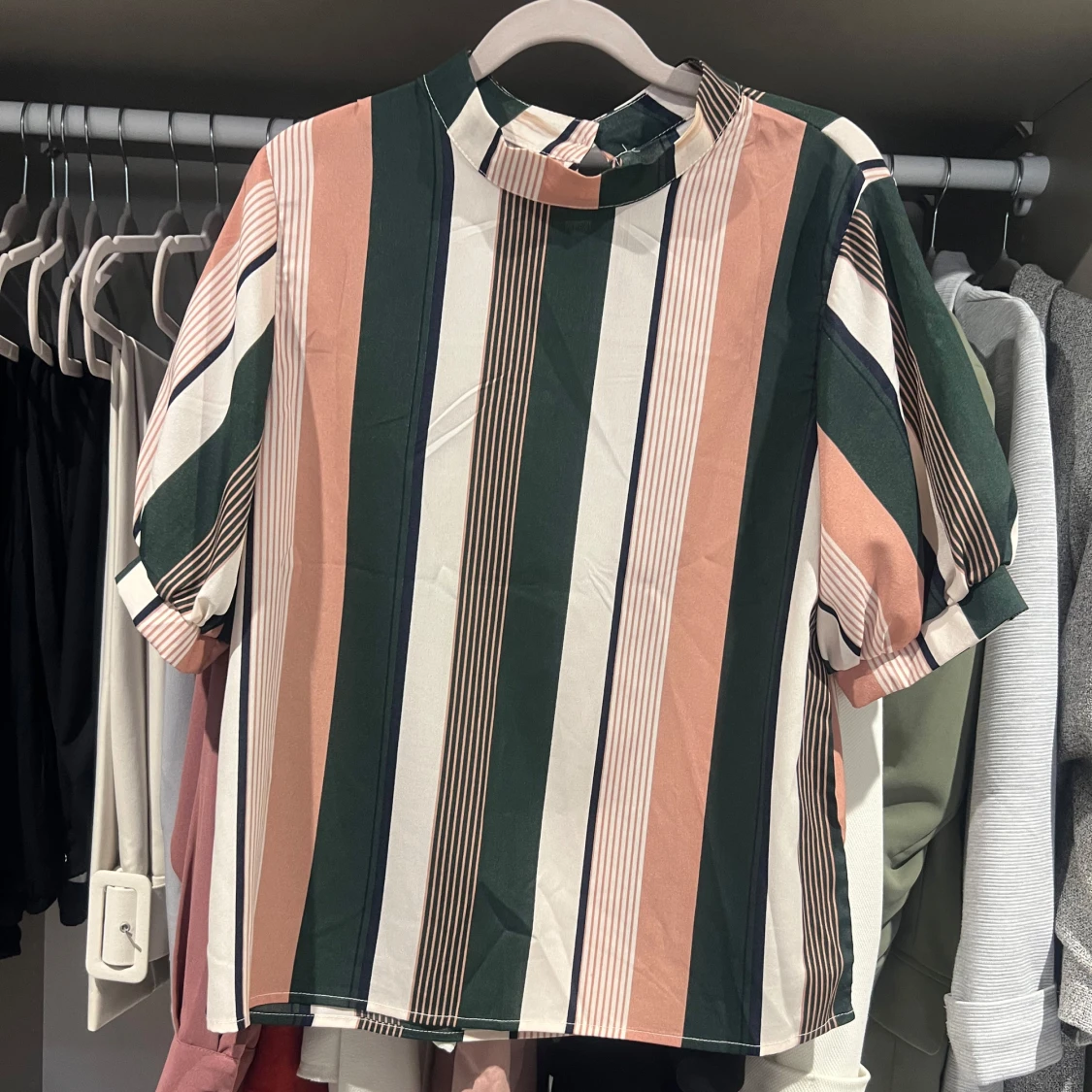 Randig blus med ståkrage