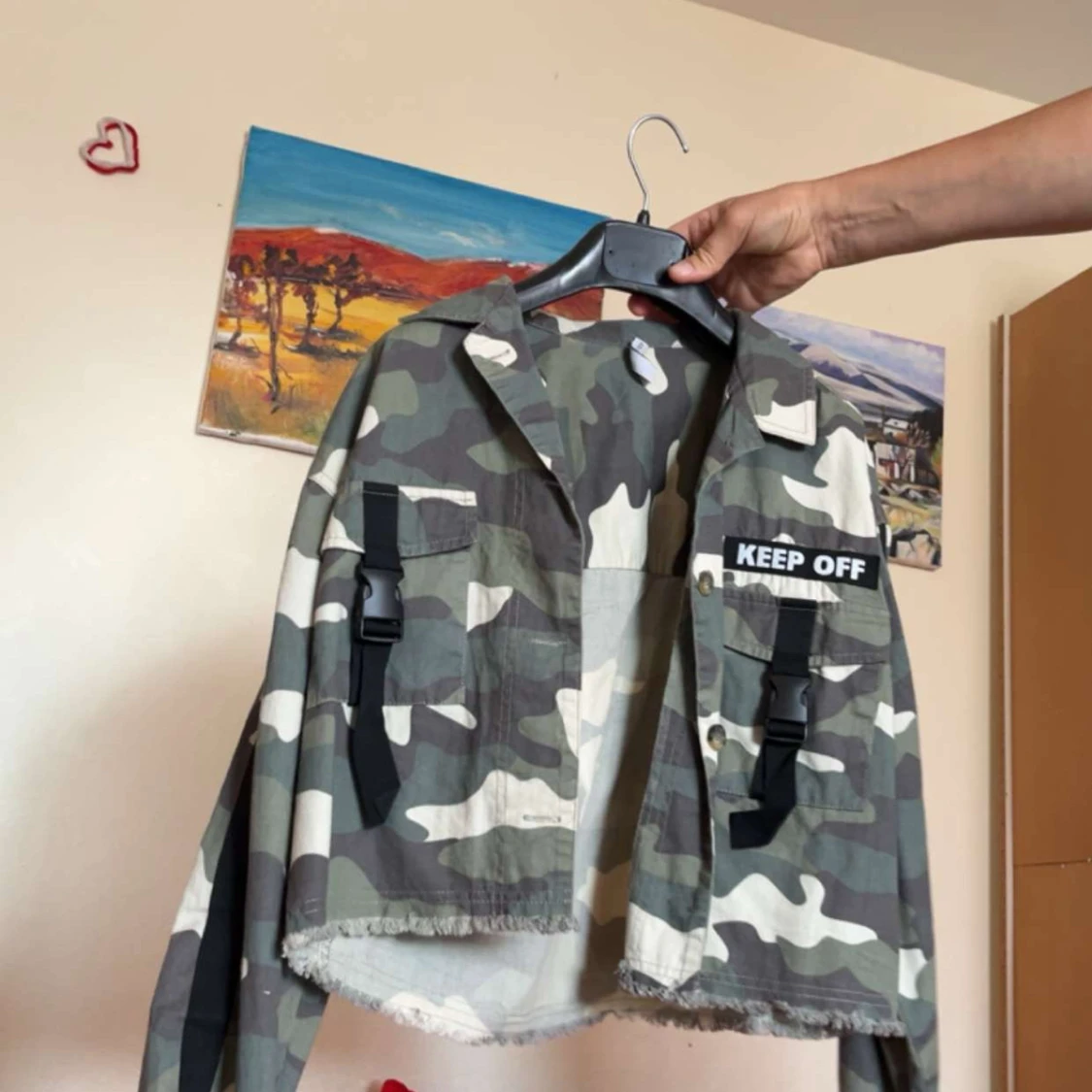 Camouflage overshirt med KEEP OFF-detalj