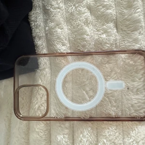 Genomskinligt MagSafe skal - Bra skal som är bra använt. Till iPhone 13 Pro Max. Det bruna är missfärgning som säkert gör att få bort