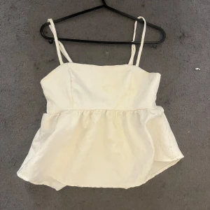 Vit söt topp!! - Supersöt vit topp med lite struktur i storlek M men passar som S!