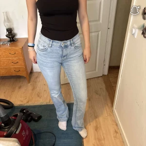 Ljusblå bootcut jeans - Säljer ett par ljusblå jeans med bootcut passform. inte använt dom. 