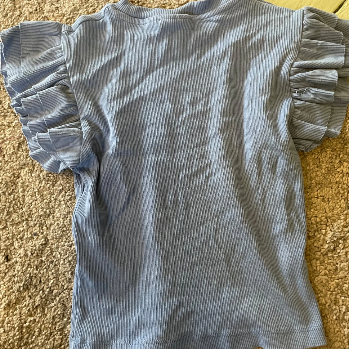 Blå ribbad topp med volangärmar Gina Tricot - 1