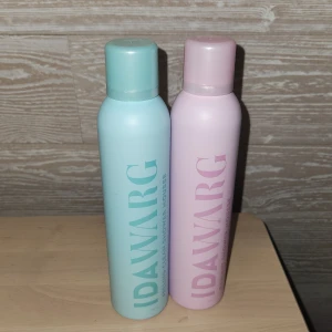 IDAWARG duschmousse duo pastell - Två flaskor duschmousse från IDAWARG i snygga pastellfärger, en mintgrön och en ljusrosa. Flaskorna är i metall med matchande lock och har en modern, stilren design. Båda är använda ca 1 gång och är då i princip fulla. Säljer då jag har för många. Helt rena och fräsha💖💖