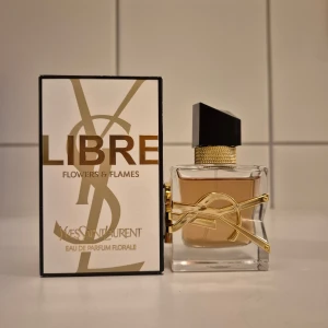YSL Libre Flowers & Flames edp 30ml - YSL Libre Flowers & Flames Eau de Parfum Florale i 30 ml flaska. Doften är blommig och elegant, perfekt för dig som gillar lyxiga parfymer med modern design. Endast testad vid ett par tillfällen, se bild, men tyvärr ingen doft för mig.