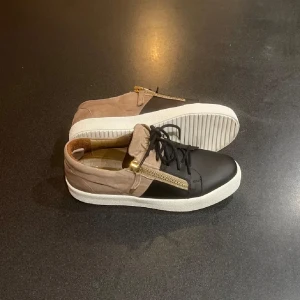 Unika Giuseppe Zanotti skor  - Ett par riktigt snygga och unika Giuseppe’s. Dessa skor är i riktigt bra skick, de har inte några stora defekter och är bara lite smutsiga på sulan.                  Skick: 9,5/10. Nypris: ca 4000kr