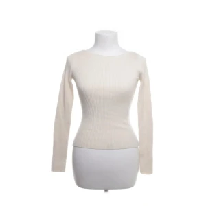 Ribbad beige tröja från Zara - Säljer en ribbad, beige  tröja från Zara. Tröjan har en tight passform.