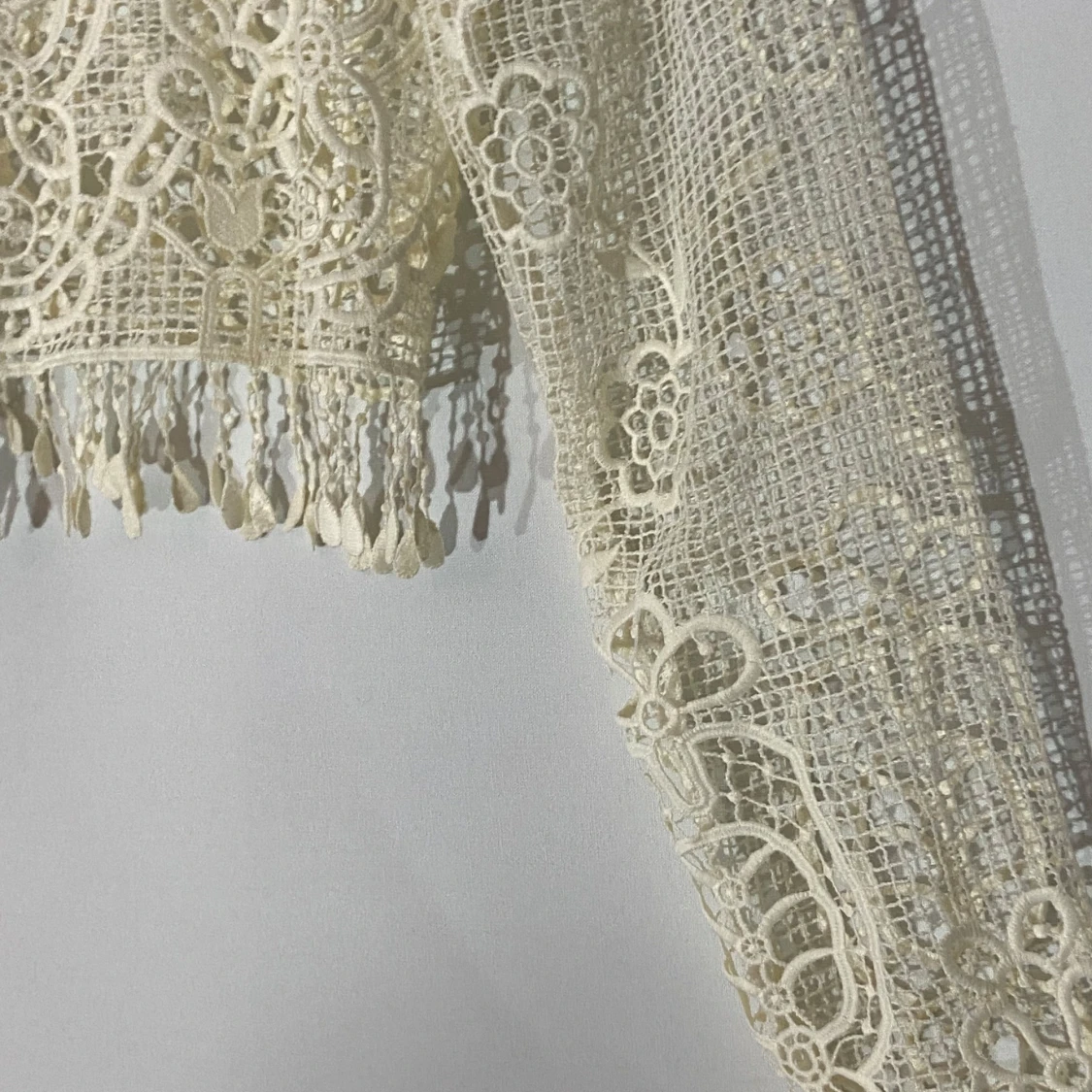 Cremvit spetsig croppad blus med fransar - 2