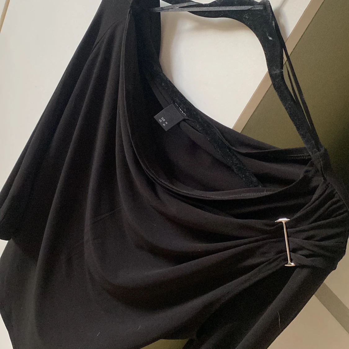 Svart asymmetrisk topp med drapering från Lindex  - 2