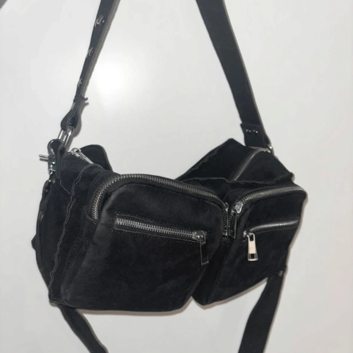 Svart axelväska i mocka från Noella