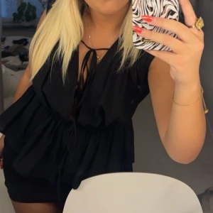 Topp/blus - Jätte fin topp/ blus från hm, säljer då den inte kommer till användning, typ oanvänd, xxs men passar till S 