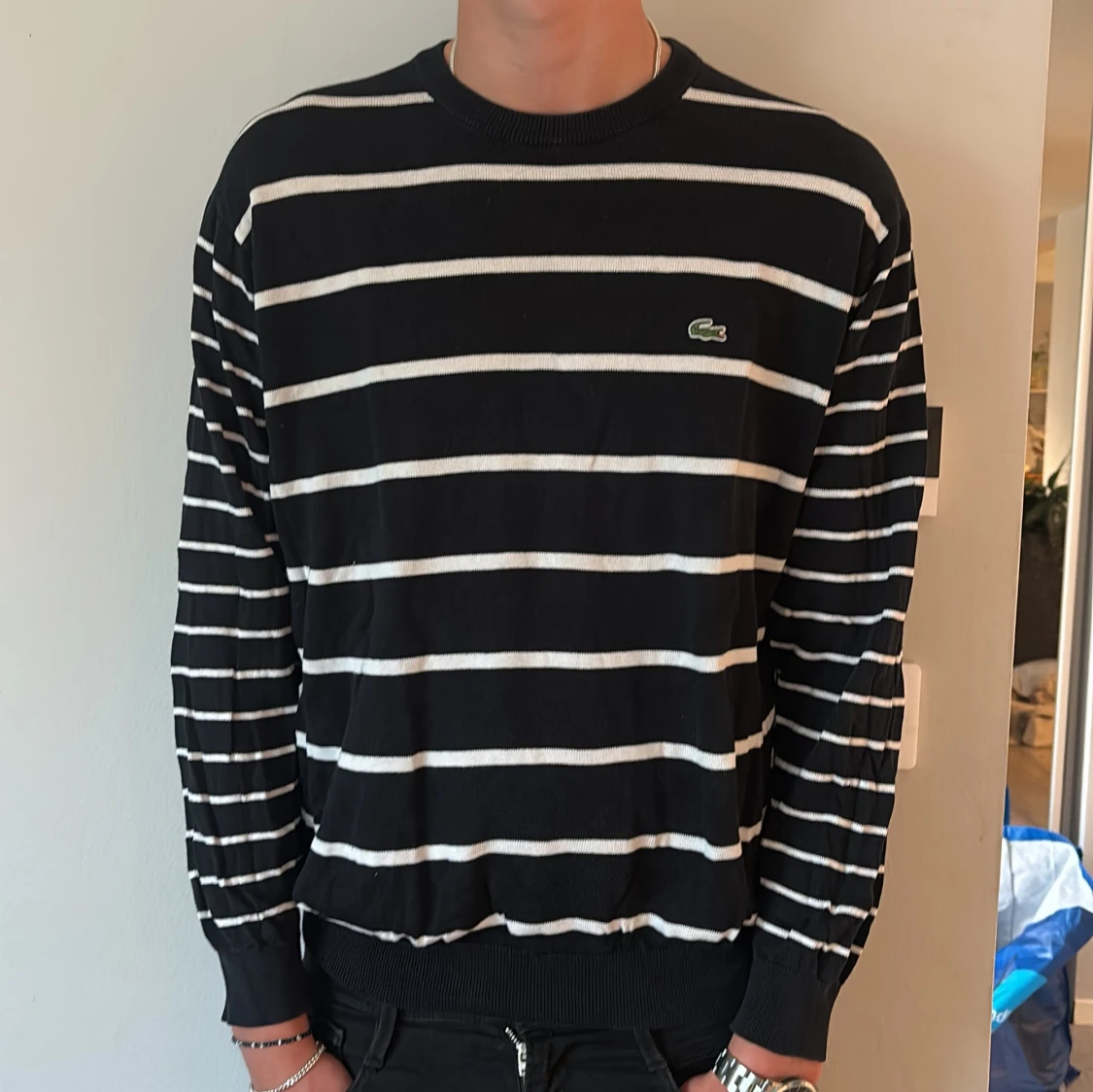 Randig svart tröja från Lacoste