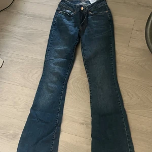 Blå bootcut jeans - Superfina blåa bootcut jeans från vero Moda 