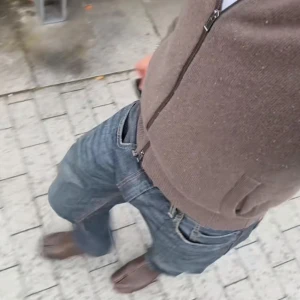 Brun kofta från Massimo Dutti - Säljer en stilren brun kofta från Massimo Dutti med dragkedja framtill. Tröjan är långärmad och har ribbade muddar vid ärmslut och nederkant. Perfekt för lager-på-lager och passar till många outfits.                                                                                     Den har inga fläckar osv.                                                  Storlek S men passar även m