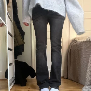 Svarta bootcut jeans med låg midja - Superfina jeans, innerbenslängden 85 o midjan 38💕💕