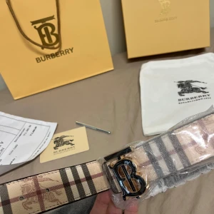 Bälte - Mycket fint bälte, alla tillbehör ingår!