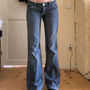 Blå bootcut jeans från STS - Sjukt snygga vintage jeans från STS!💞I superfint skick, storlek 28 (XS/S)! Skriv om ni har frågor, svarar snabbt!💞