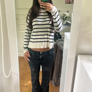 Randig stickad tröja - Jättesnygg randig stickad tröja från zara. Spegeln är smutsig inte tröjan