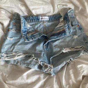 Zara shorts 36 - Zara shorts i storlek 36, använts några gånger, jätte bra skick. 💕