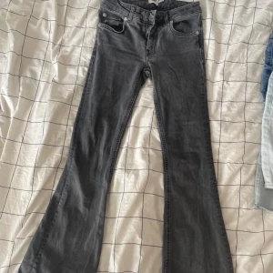 Grå bootcut jeans från 157, XS - Snygga grå jeans från 157 i bootcut-modell med låg midja. Jeansen har klassisk femficksdesign. Använda och det syns även på dem, därav det lägre priset