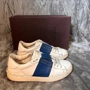 Valentino skor - Valentino open - storlek 40 men passar 39-41 | Skick: Bra skick | Sulans längd i skon: 26,5 cm | Tillbehör: Box