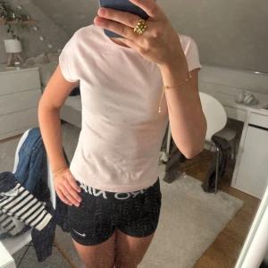 Ljusrosa topp från Gina Tricot - Supersöt ljusrosa topp från Gina Tricot i mjuk bomull. Modellen är enkel med rund halsringning och korta ärmar, perfekt till jeans eller kjol. Sitter snyggt och har en clean look som funkar till många stilar.