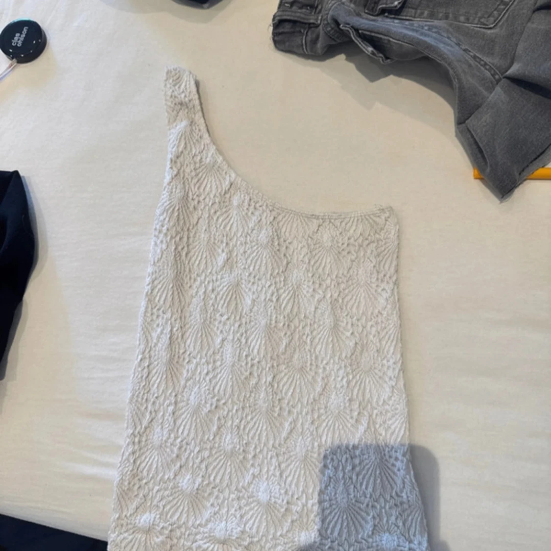 Vit oneshoulder topp med strukturmönster - 1