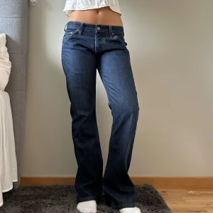 Mörkblå bootcut Lee jeans  - Snygga mörkblå jeans från Lee med bootcut leg. Köpta second hand, men jag har aldrig använt dom. Tryck inte på KÖP DIREKT utan skriv privat om du är intresserad! 💛