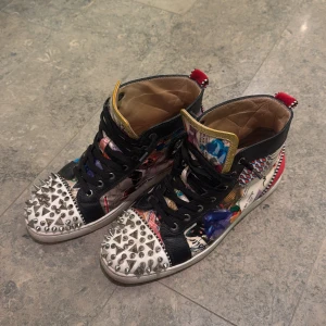 Christian Louboutin high sneakers  - Unika Louboutins i storlek 42, köpta på Vestiaire med älthetsbevis, utan box, alla nitar finns kvar, det enda är en flaw på hälen som såklart kan skickas bild på