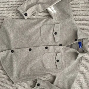 Jack & Jones overshirt  - Säljer nu min jack & jones overshirt den är helt ny använt den 1 gång säljer den för den är för stor för mig. Det är storlek Xs men passar som S.