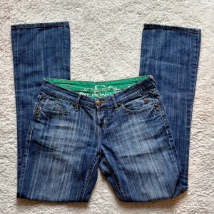 Lågmidjade jeans - Lågmidjade blå jeans från Cron-X med bootcut! Fint skick, kontakta mig för fler bilder eller vid intresse, priset kan diskuteras! Midjemått rakt över: ca 40 cm