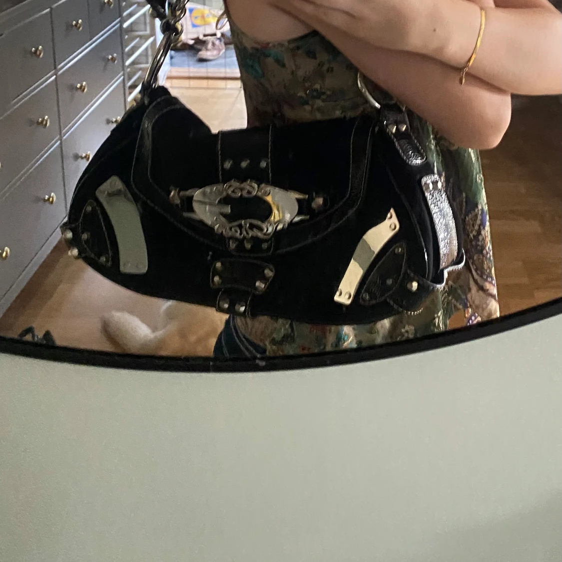 Svart vintage Guess väska med nitar - 1