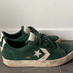 Gröna Converse CONS sneakers i mocka - Snygga gröna Converse CONS sneakers i mocka med vita detaljer och klassisk stjärnlogga på sidan. Skorna har snörning, platt sula och rund tå. Perfekta för dig som gillar retrostil och streetwear. De tvättas innan avfärd!!!! Skokartong får man till