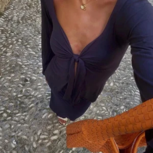 Mörkblå topp - Säljer denna topp då den inte kommer till användning. Knappt använd!🩷