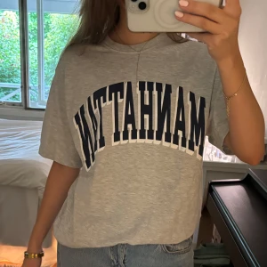 Grå t-shirt med tryck - Snygg lång oversized t-shirt med tryck 🩶