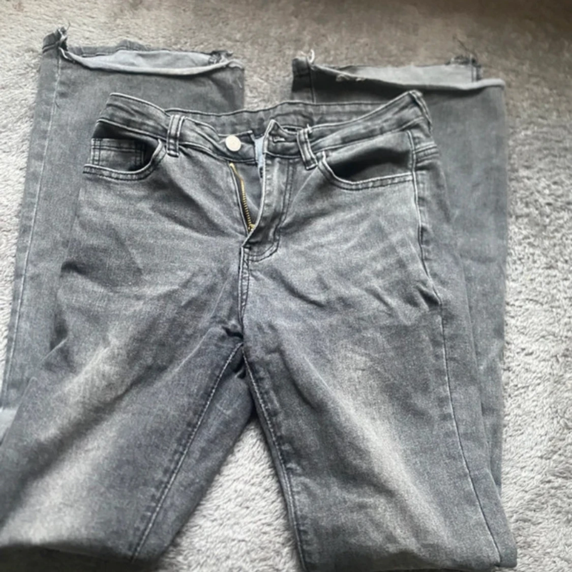 Grå jeans med råa benslut - 2