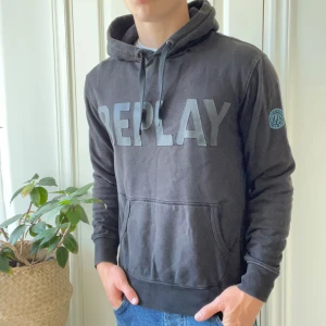 Replay svart hoodie  - Replay svart hoodie, hittade inte storleks lappen. Känns som en M. Modellen är 180,75 kg. Kom me frågor!🫶 den är använd men inga defekter riktigt 