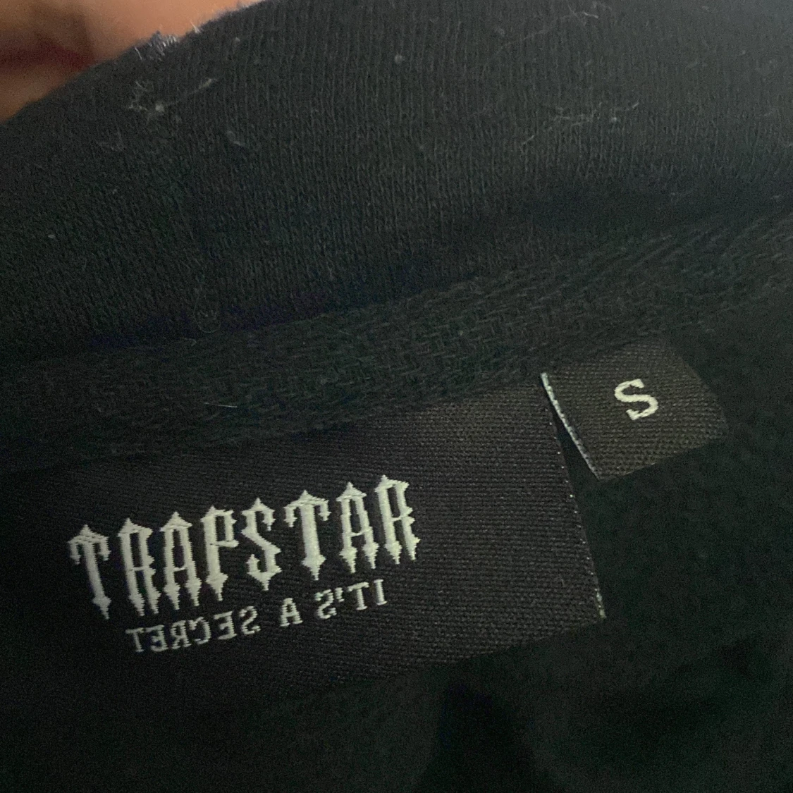 Svart hoodie från Trapstar med tryck - 1