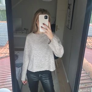 Beige stickad tröja - Mysig beige stickad tröja med rund hals och lång ärm. Den basic och bra. Använd några få gånger🥰