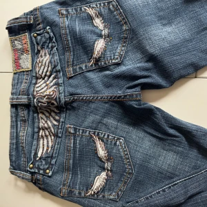 Blå Missy’s  jeans med broderade vingar - Lågmidjade och utsvängda! I nyskick, passade inte dottern. 