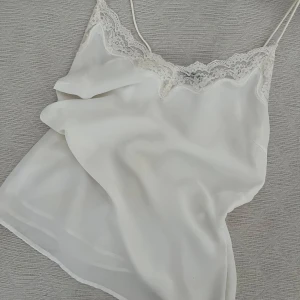 Spetslinne - Jättefint figursytt spetslinne! Mycket bra skick insytt i midjan 🩷