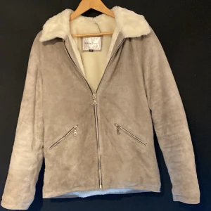 William Strouch jacka - Snygg beige päls jacka. Perfekt för vintern. Jackan är i storlek S. Passar dig mellan 175-185✌️Jackans nypris ligger på 2699kr bara att höra av er vid frågor/Alex🔥