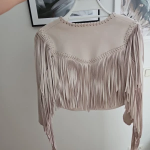 Beige mockajacka med fransar från Zara - Önskar köpa denna i s eller m