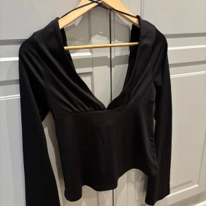 Svart öppen rygg topp från Nelly  - Säljer en öppen rygg topp med v ringning från Nelly💘 helt oanvänd💘