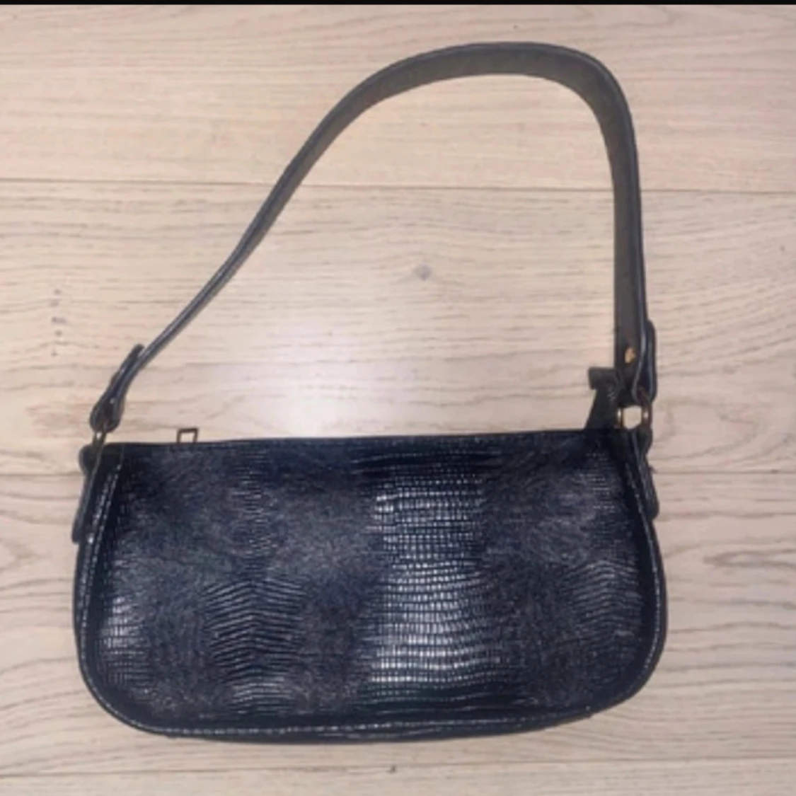 Svart axelväska i skinnimitation