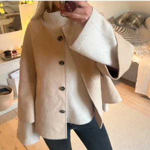Populär Zara jacka  - Såå fin Zara jacka som inte säljs längre, perfekt nu i höst !! Storlek s i bra skick. De första bilderna är lånade 
