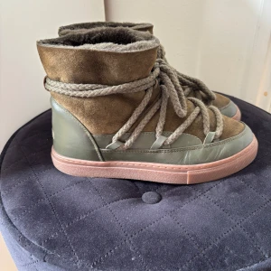 INUIKII boots  - Säljer nu mina Inuikii skor då dem inte kommer till användning, endast använda förra vintern och är i jättebra skick! Box medföljer. Pris kan ev diskuteras vid bra prisförslag och snabb affär. Hör av dig vid frågor💗